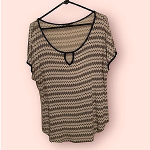 Espresso women’s blouse, black and white zig zag design size XL